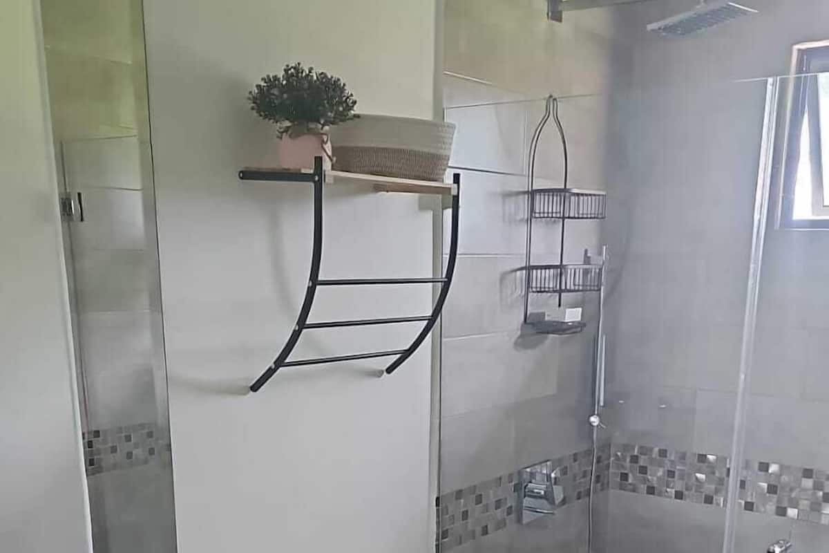 Chambre Supérieure Double ou avec lits jumeaux, vue montagne | Salle de bain | Douche, sèche-cheveux, serviettes fournies, savon