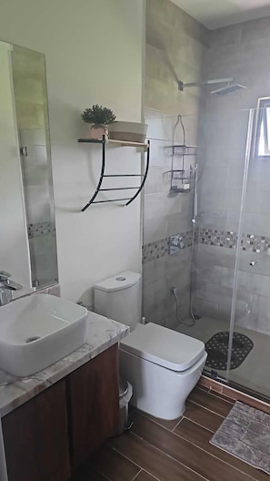 Phòng đôi hoặc 2 giường đơn Superior, quang cảnh núi | Phòng tắm | Buồng tắm vòi sen, máy sấy tóc, khăn tắm, xà phòng