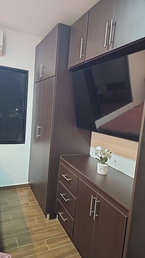 Habitación superior con 1 cama matrimonial o 2 individuales, vista a la montaña | Cortinas blackout, tabla de planchar con plancha y wifi gratis 