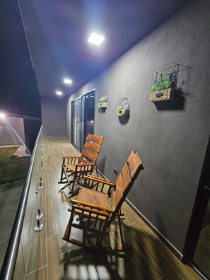 Habitación superior con 1 cama doble o 2 individuales, vistas a la montaña | Terraza o patio