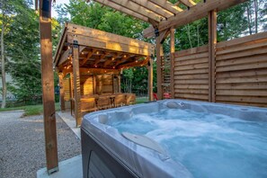 Outdoor spa tub - Stunning 3 Bdrm Home W/ Hot Tub, Sauna, Gym! (Penetanguishene)
