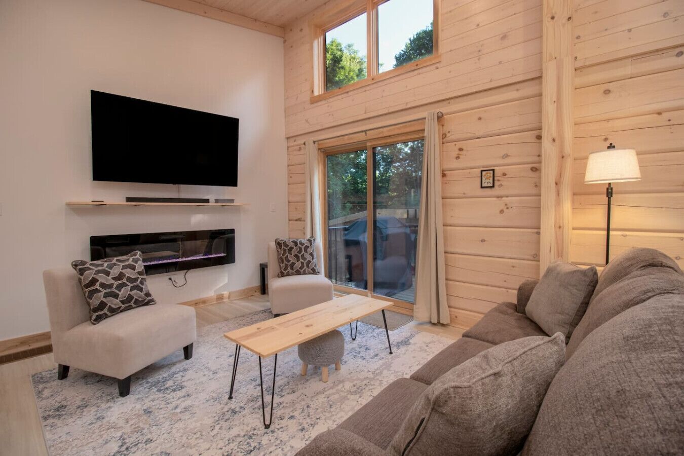 Fernseher, Kamin, Videospiele, Bücher