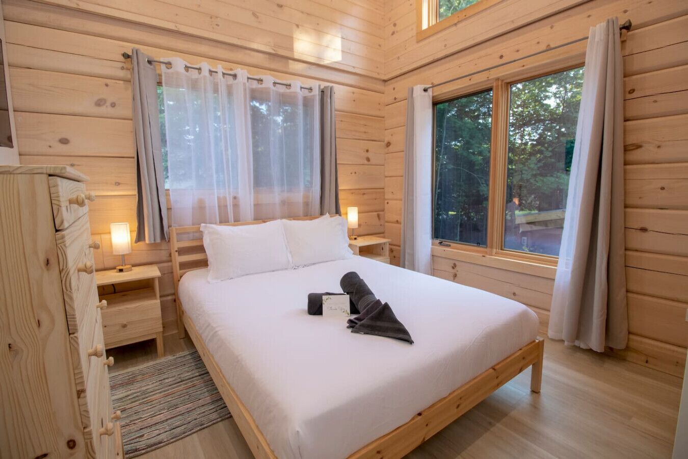 3 habitaciones, escritorio y tabla de planchar con plancha 