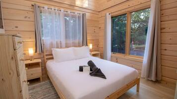 3 slaapkamers, een bureau, een strijkplank/strijkijzer, reisbedje