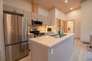 Fridge, microwave, oven, stovetop - Stunning 3 Bdrm Home W/ Hot Tub, Sauna, Gym! (Penetanguishene)