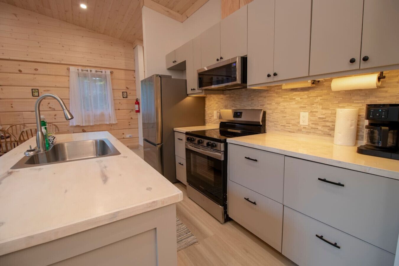 Refrigerador, microondas, horno y parrilla de estufa 