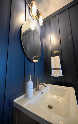 Hair dryer, towels, soap, toilet paper - *The Legacy on Lake Lizzie -a Lake Front Escape* (Pelican Rapids)