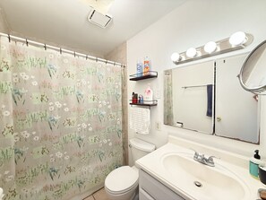 Dusj, hårføner, håndklær og såpe