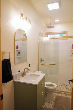 Regadera, secadora de cabello, toallas, jabón 