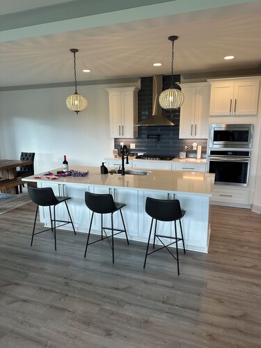 4-bedroom Lake house in Twin Creeks Winchester TN with Lakeview's, hot tub, pool