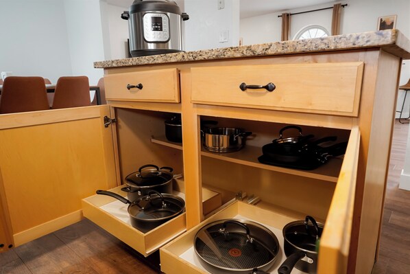 Micro-ondes, four, plaque de cuisson, lave-vaisselle