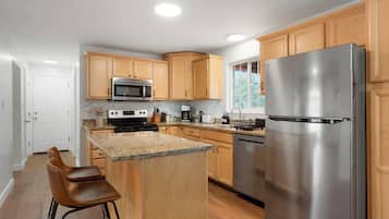 Een magnetron, een oven, een kookplaat, een vaatwasser