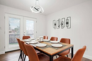 Dining - Red Rocks Retreat Sleeps 12: Sauna, Fire Pit, Grill, Full Kitchen & Pool Table (Golden)