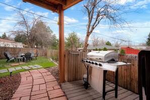 Outdoor dining - Red Rocks Retreat Sleeps 12: Sauna, Fire Pit, Grill, Full Kitchen & Pool Table (Golden)