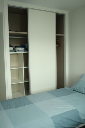 Iron/ironing board, WiFi, bed sheets