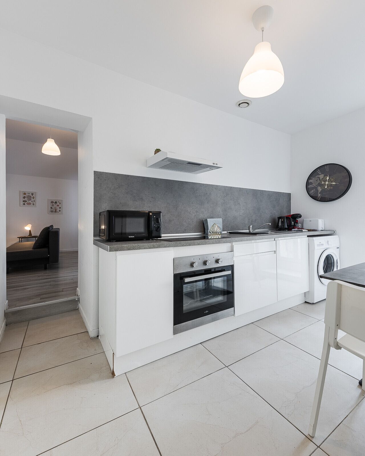 Een koelkast, een magnetron, een oven, een koffiezetapparaat/waterkoker