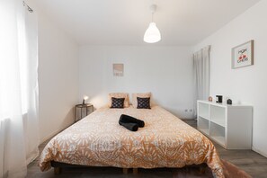 1 slaapkamer, een strijkplank/strijkijzer, wifi, beddengoed