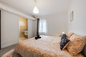 1 habitación, tabla de planchar con plancha, wifi y ropa de cama 
