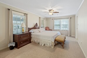 3 Schlafzimmer, Schreibtisch, Bügeleisen/Bügelbrett, WLAN