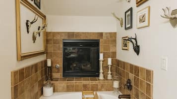 Dusche, Whirlpool, Haartrockner, Handtücher