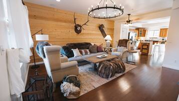 Smart-TV, Kamin, Stereoanlage