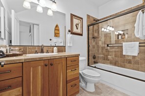 シャワー、ジェットバス、ヘアドライヤー、タオル