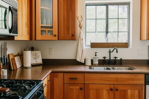 Een koelkast, een microgolfoven, een oven, een kookplaat