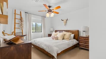 3 slaapkamers, een bureau, een strijkplank/strijkijzer, reisbedje