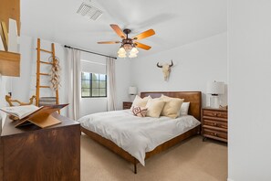 3 slaapkamers, een bureau, een strijkplank/strijkijzer, reisbedje