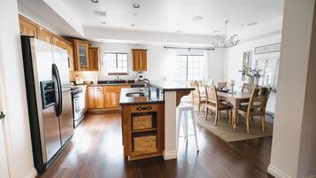 KĂŒhlschrank, Mikrowelle, Ofen, Herdplatte