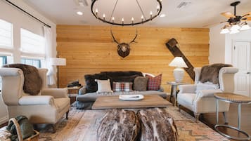 Smart-TV, Kamin, Stereoanlage