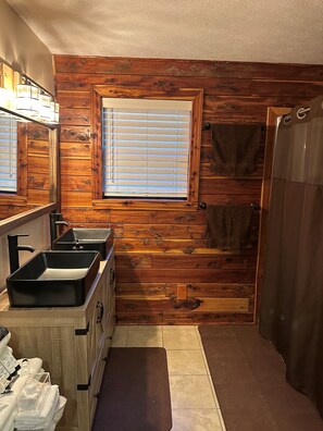 Ducha, secador de pelo, toallas y jabón