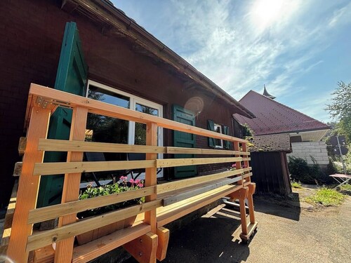 Romantische kleine Blockhütte, Hunde willkommen (umzäunter kleiner Garten)