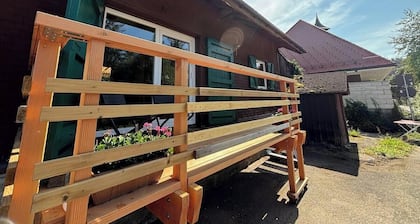 Romantische kleine Blockhütte, Hunde willkommen (umzäunter kleiner Garten)