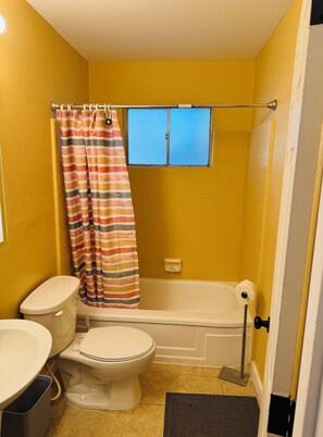 Pyyhkeet, saippua, vessapaperi