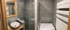 Suihku, hiustenkuivaaja