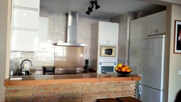 Køleskab, mikrobølgeovn, ovn, kogeplade