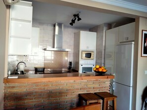 Køleskab, mikrobølgeovn, ovn, kogeplade