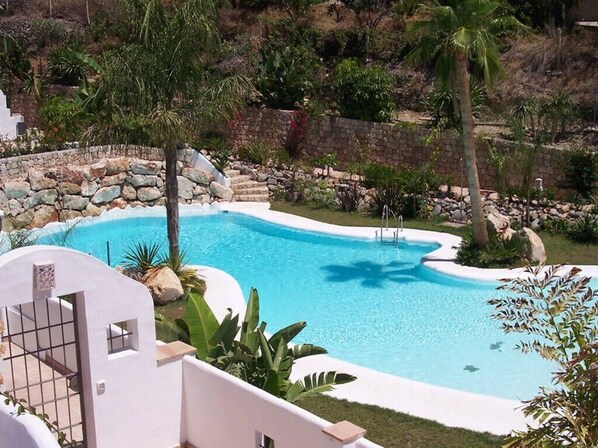 Una piscina al aire libre