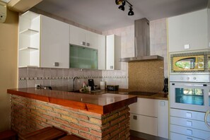 Frigorifero, microonde, forno, piano cottura