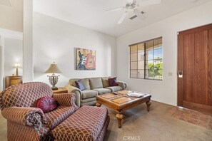 Smart TV, fireplace, offices - Cozy 1BR Condo – Pools, Steps from Old Town (La Quinta)