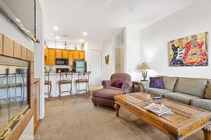 Smart TV, fireplace, offices - Cozy 1BR Condo – Pools, Steps from Old Town (La Quinta)