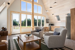 TV, fireplace - New A-Frame in wine country (Lake Leelanau)