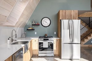 Fridge, microwave, oven, stovetop - New A-Frame in wine country (Lake Leelanau)