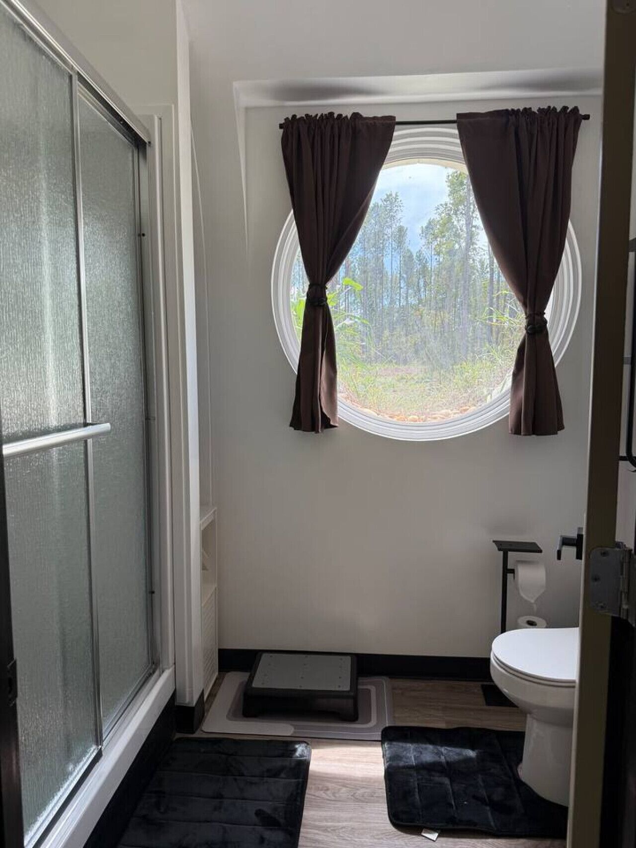 Sèche-cheveux, serviettes fournies