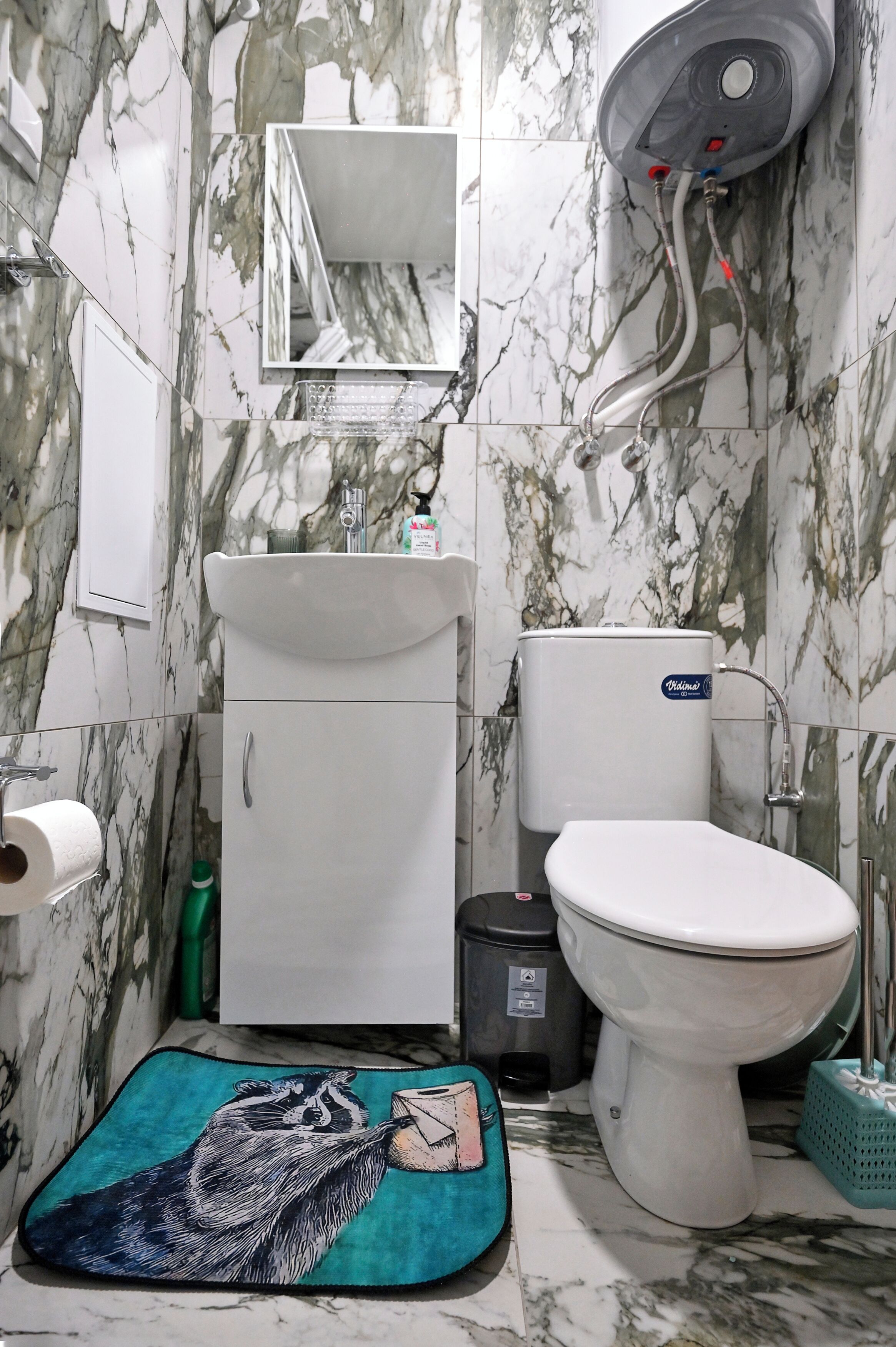 Dusj, hårføner, håndklær og toalettpapir