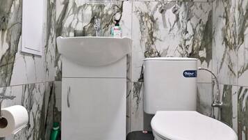 Dusj, hårføner, håndklær og toalettpapir