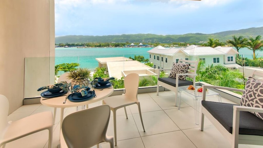 Stylish Paradise Luxury Waterfront Apartment at Soleil Residences