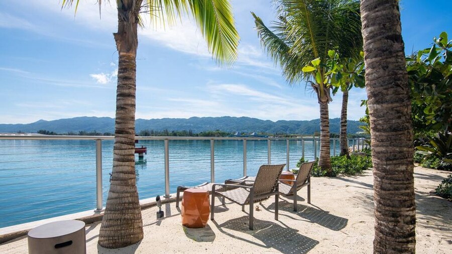 Stylish Paradise Luxury Waterfront Apartment at Soleil Residences