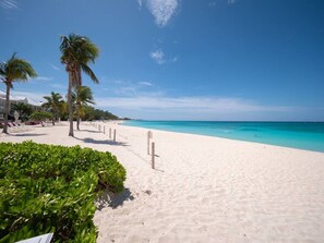 Apartment | 3 bedrooms - Garden View Unit at Plantana Condominiums (Seven Mile Beach)